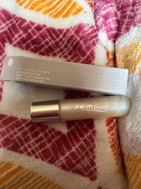 r.e.m. beauty Illuminating Lip Gloss — Jelly Sandals